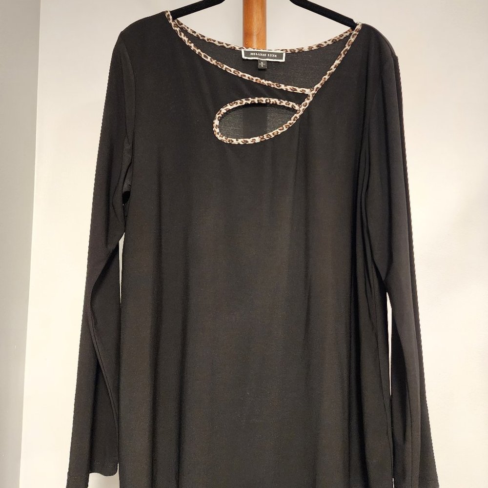 Melanie Lyne-Leopard Print Trim Top